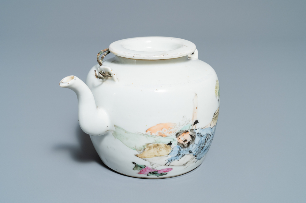 A Chinese qianjiang cai teapot and cover, 19/20th C.